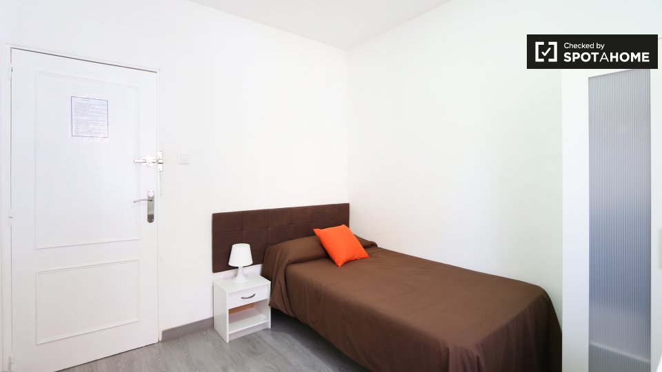 Double room Madrid, 5 beds, 96m² — photo 2
