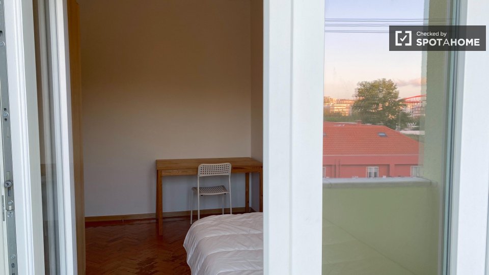 Double room Lisbon, 3 beds — photo 12