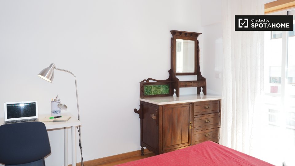 Double room Lisbon, 3 beds, 104m² — photo 2