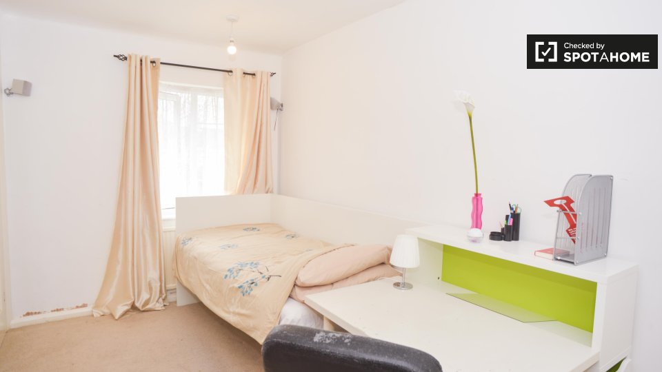 Double room London, 3 beds — photo 14