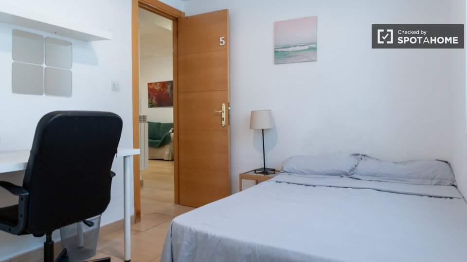 Double room Madrid, 3 beds — photo 22