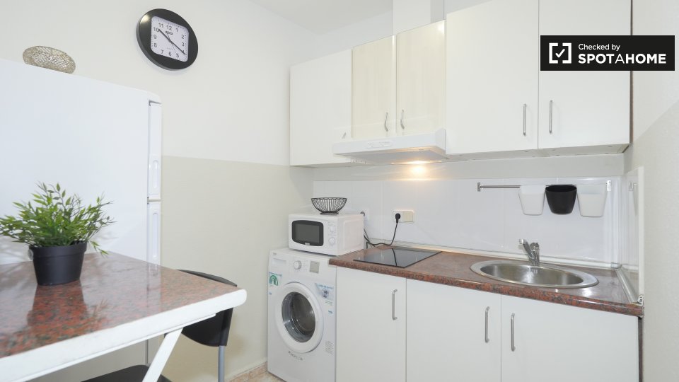 Double room Barcelona, 3 beds, 55m² — photo 5
