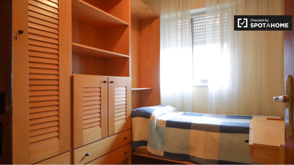 Double room Madrid, 3 beds, 91m² — photo 3
