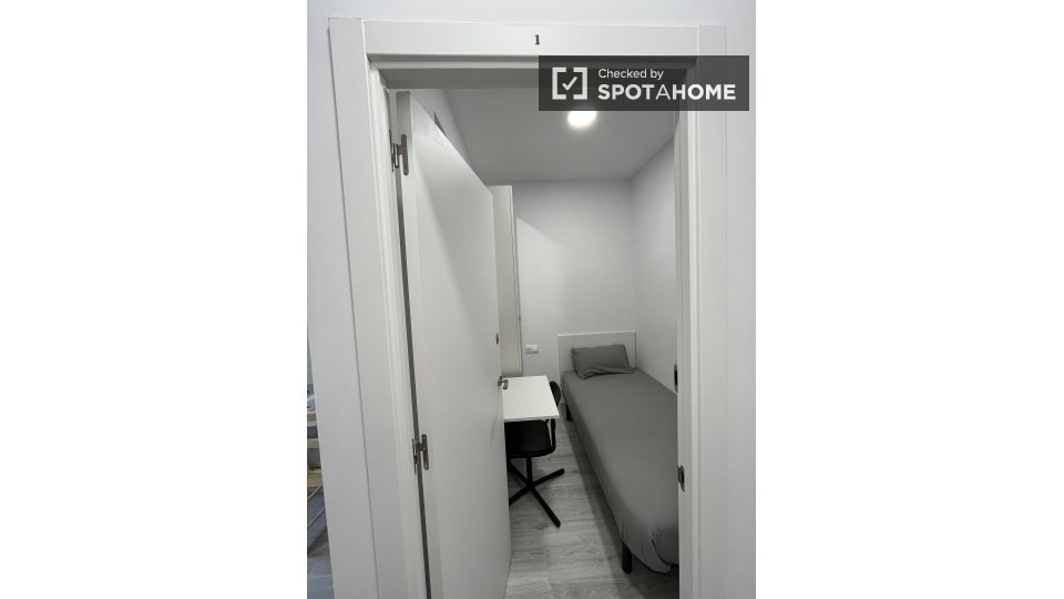 Habitación en piso compartido y recién reformado en Barcelona