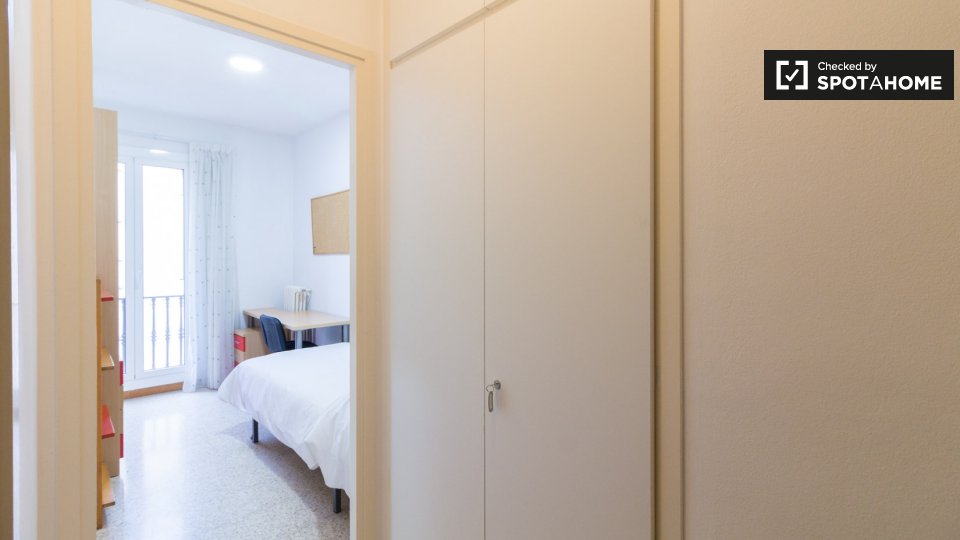 Se alquila habitación en piso de 1 dormitorio en e