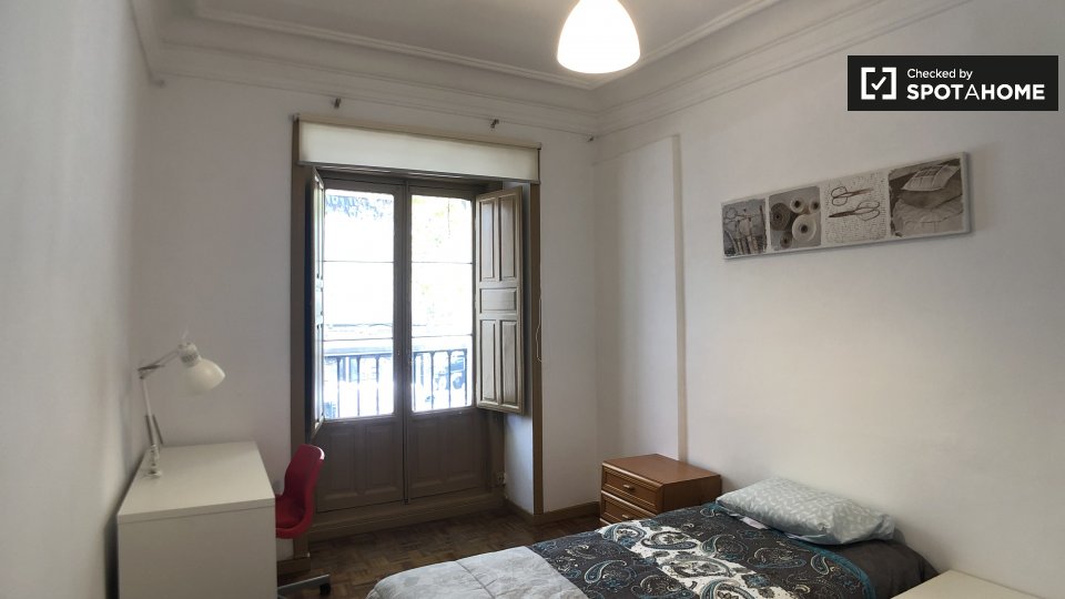 Double room Madrid, 5 beds, 100m² — photo 2