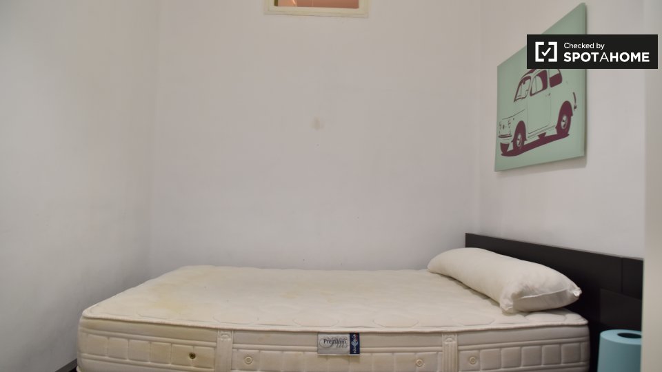 Room for rent in 4-bedroom apartment in L'Eixample, Valencia - in Valencia