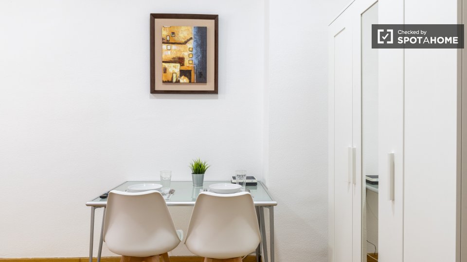 Double room Madrid, 2 beds — photo 10