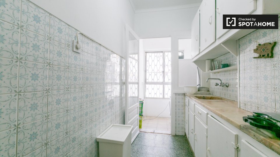 Double room Lisbon, 3 beds, 60m² — photo 8