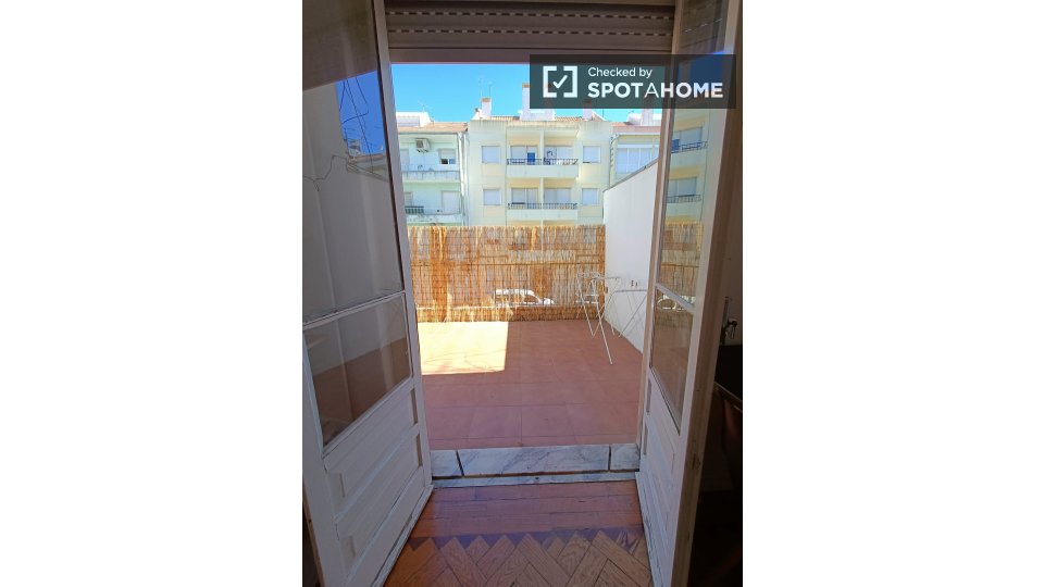 Double room Lisbon, 3 beds — photo 23