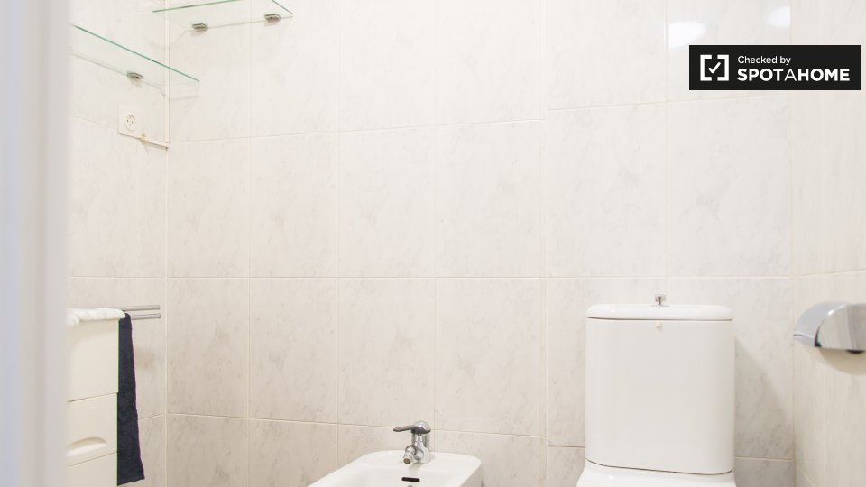 Double room Madrid, 4 beds, 74m² — photo 19