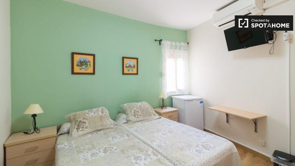 Double room Barcelona, 3 beds, 80m² — photo 1