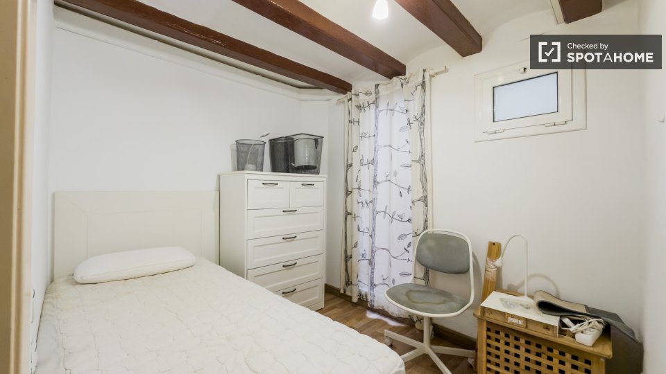 Double room Barcelona, 3 beds, 68m² — photo 21