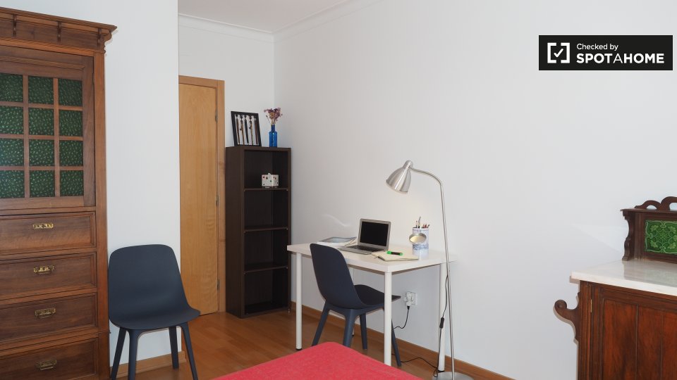 Double room Lisbon, 3 beds, 104m² — photo 3