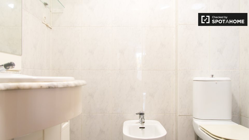 Double room Madrid, 4 beds, 74m² — photo 18