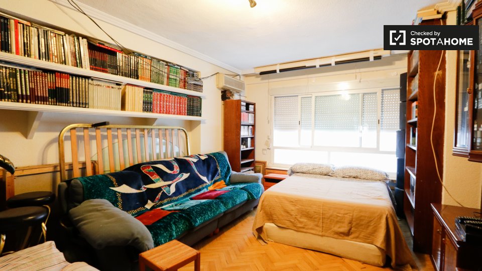 Double room Madrid, 5 beds, 125m² — photo 4