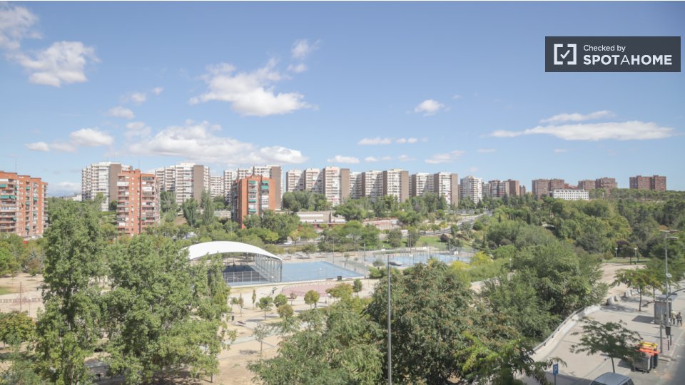 Double room Madrid, 3 beds, 70m² — photo 5