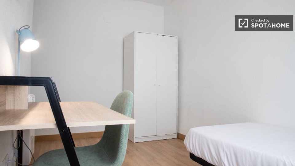 Double room Madrid, 3 beds, 57m² — photo 8