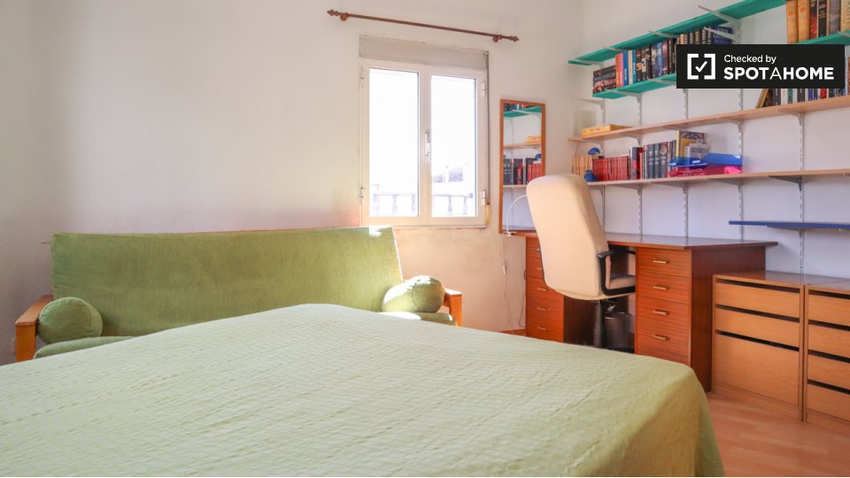 Double room Madrid, 3 beds, 79m² — photo 16