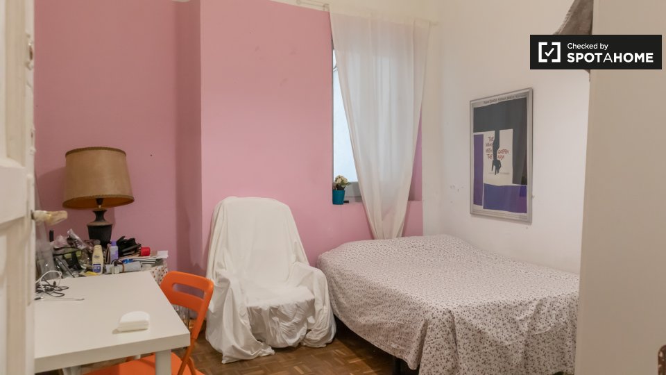 Rooms for rent in 5-bedroom apartment in Madrid - in Madrid