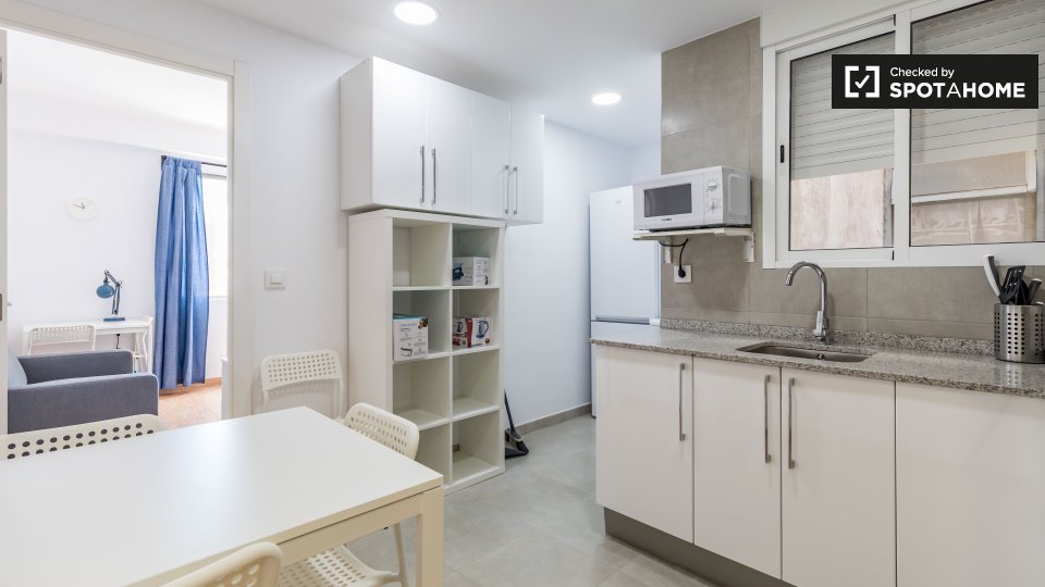 Double room Valencia, 3 beds, 80m² — photo 5