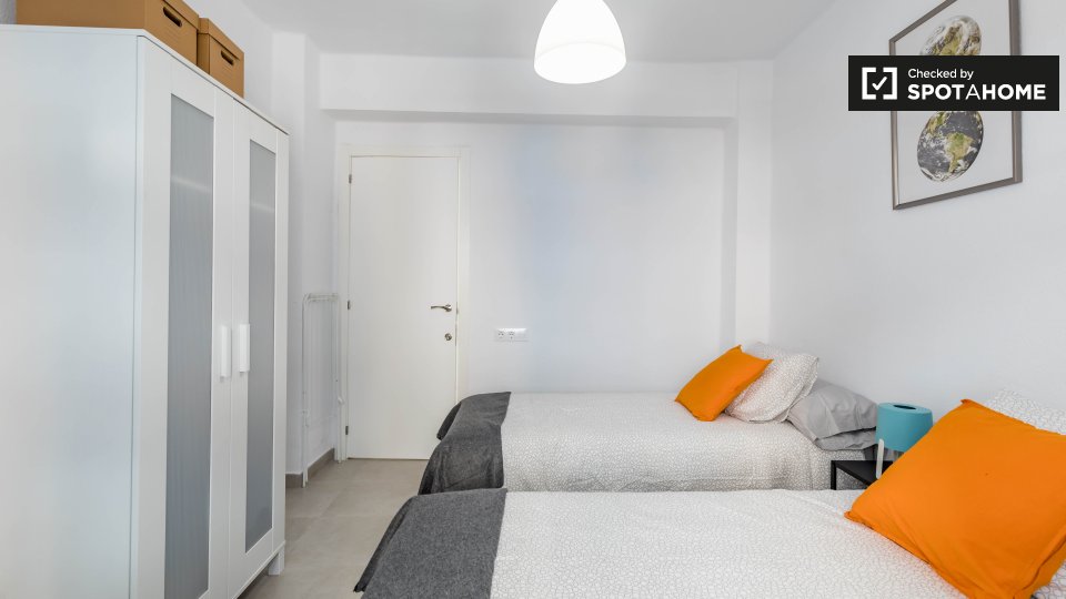 Double room Valencia, 3 beds — photo 3