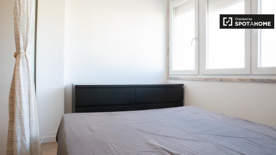 Double room Lisbon, 3 beds, 85m² — photo 3
