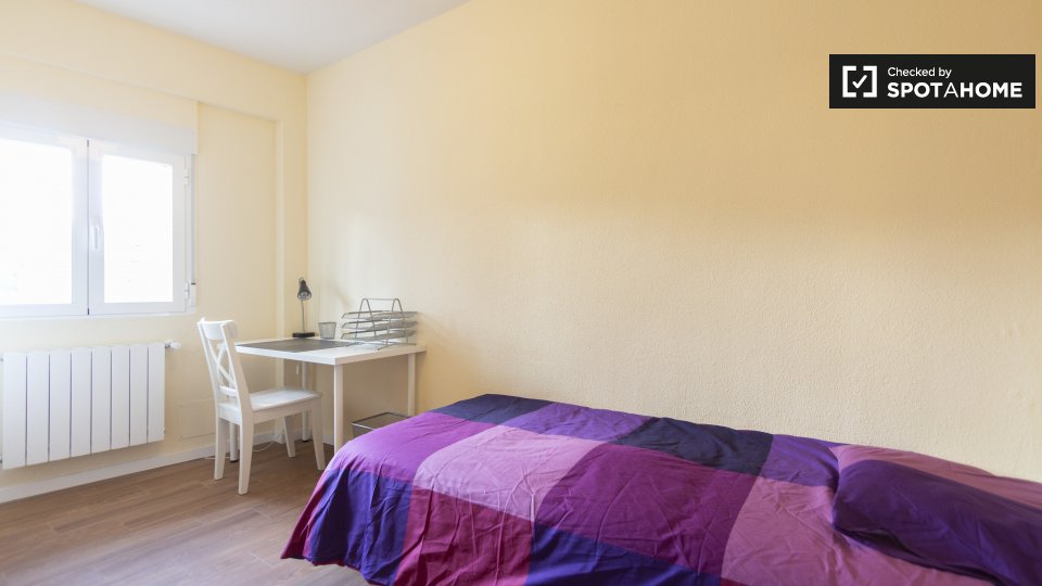 Double room Madrid, 3 beds, 65m² — photo 2
