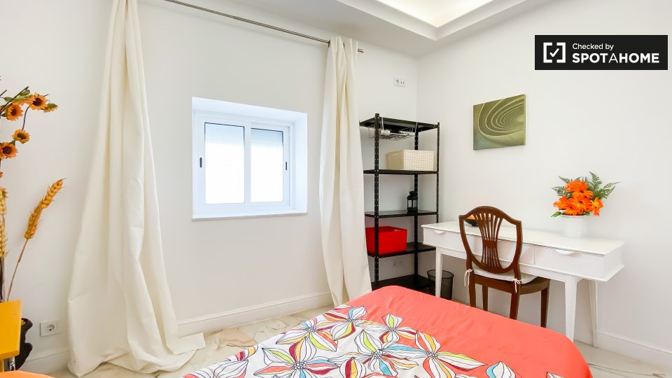 Double room Lisbon, 5 beds — photo 17