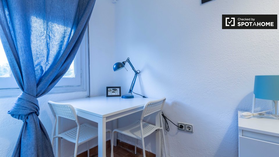Acogedora habitación para alquilar en apartamento de 4 dormitorios en Camins al Grau