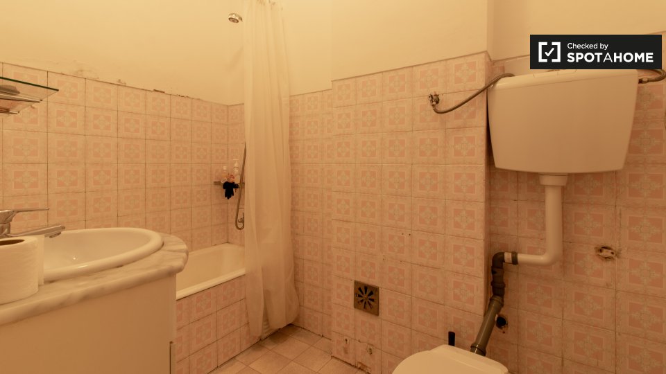 Double room Lisbon, 3 beds, 75m² — photo 10