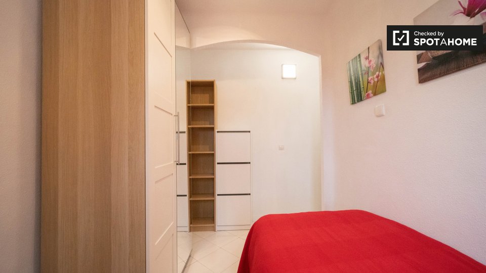 Double room Madrid, 5 beds, 110m² — photo 2