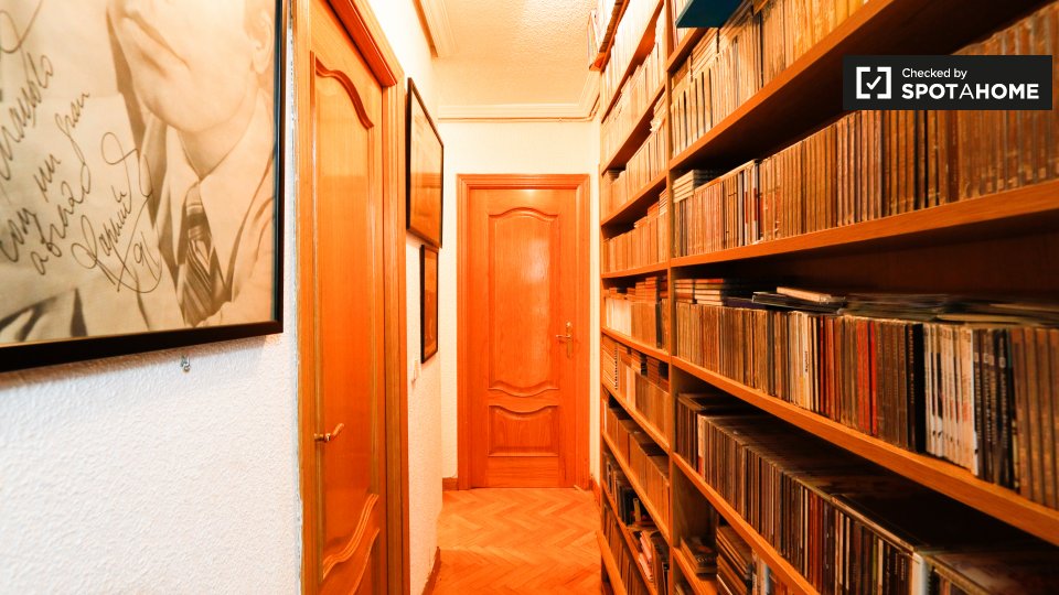 Double room Madrid, 5 beds, 125m² — photo 12
