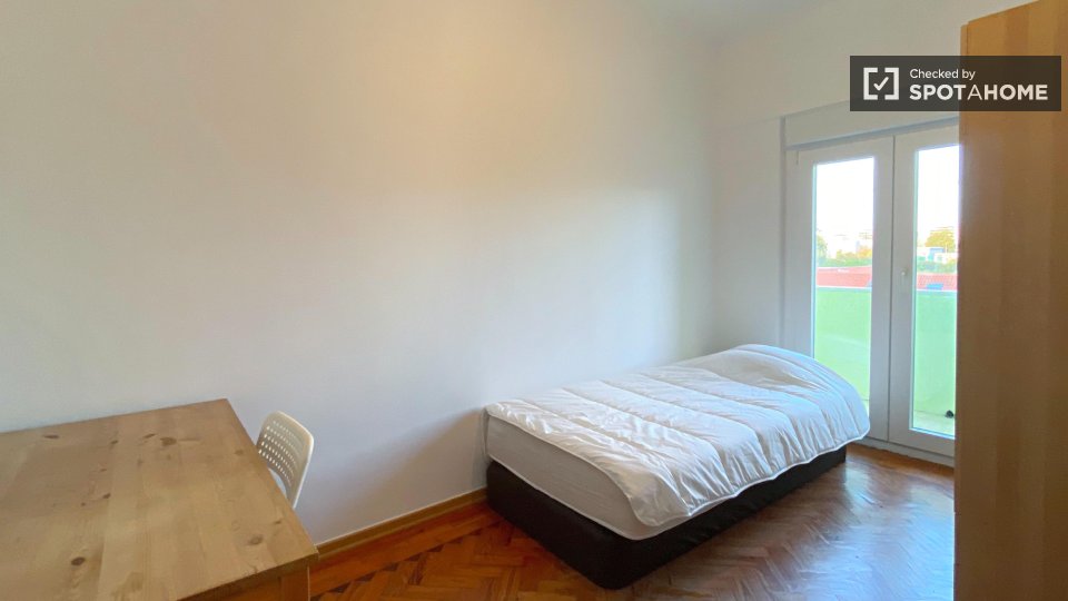Double room Lisbon, 3 beds — photo 16