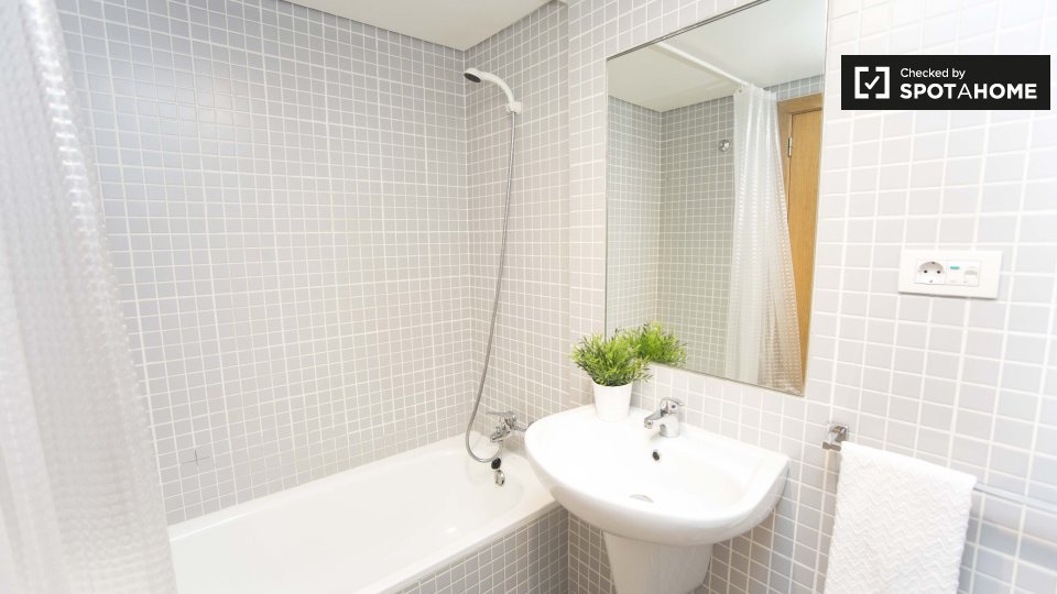 Double room Lisbon, 3 beds, 80m² — photo 10