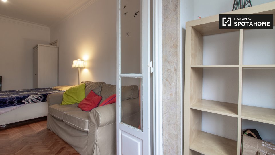 Double room Lisbon, 3 beds, 75m² — photo 4