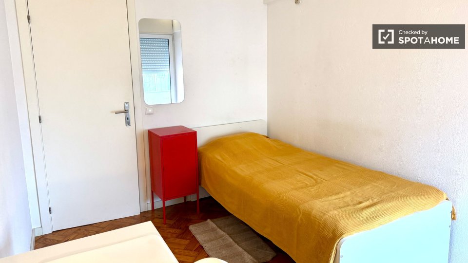 Double room Lisbon, 3 beds — photo 37