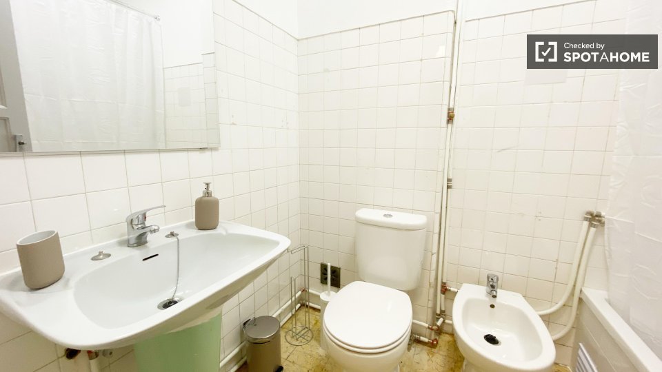 Double room Lisbon, 3 beds, 70m² — photo 11