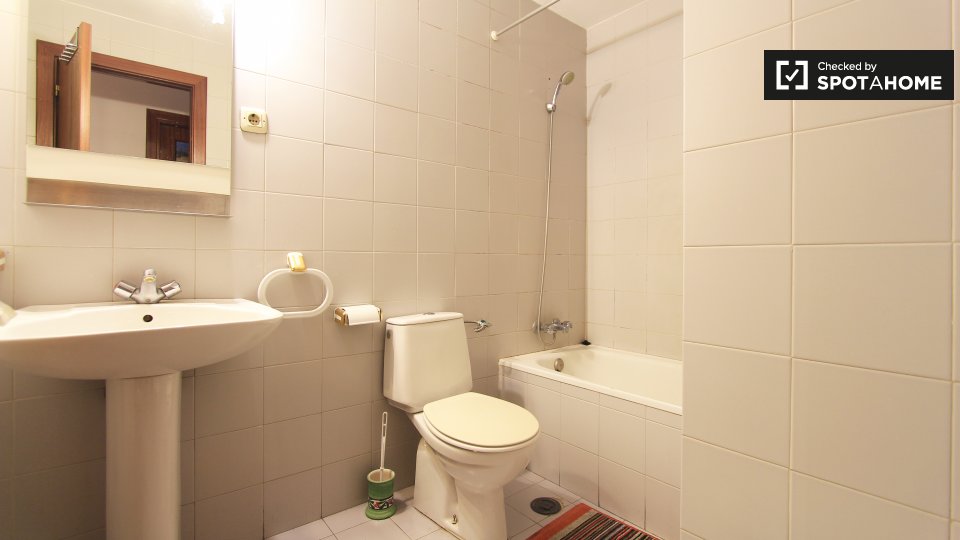 Double room Madrid, 5 beds, 80m² — photo 15