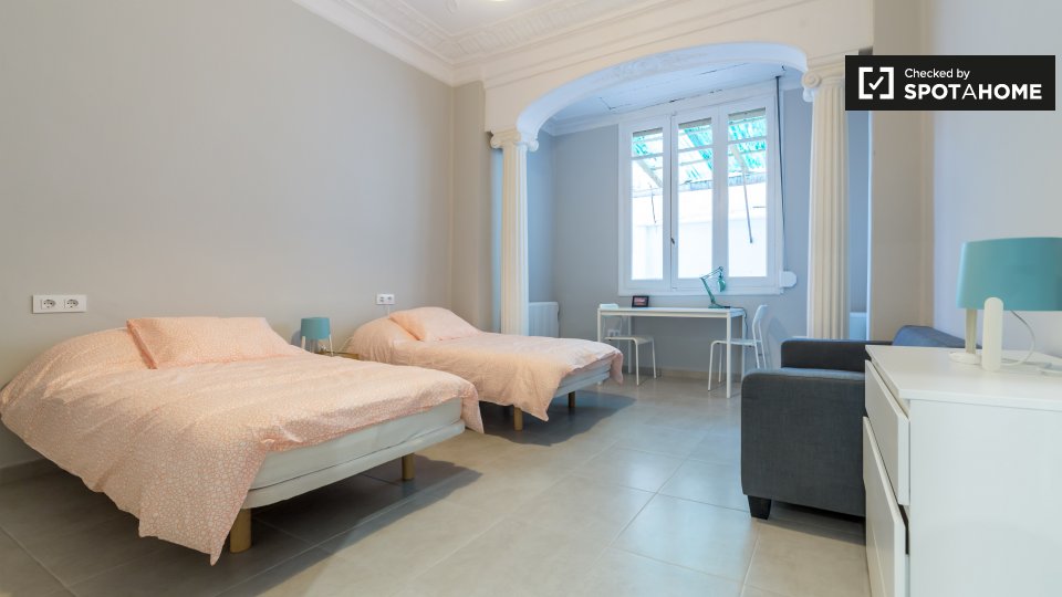 Furnished room in 5-bedroom apartment in Russafa, Valencia - a Valencia
