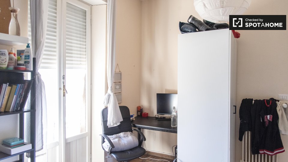 Double room Rome, 4 beds, 15m² — photo 9