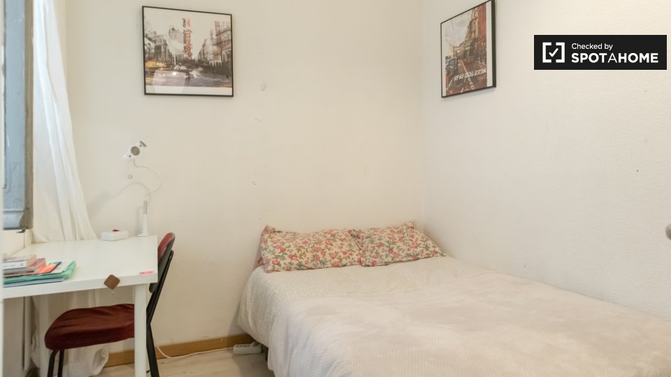 Rooms for rent in 5-bedroom apartment in Madrid - in Madrid
