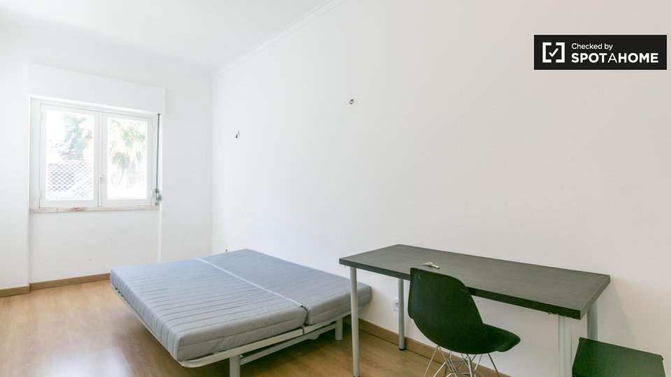 Double room Lisbon, 3 beds, 60m² — photo 2