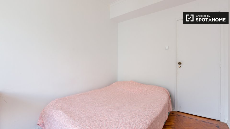 Double room Lisbon, 3 beds — photo 2