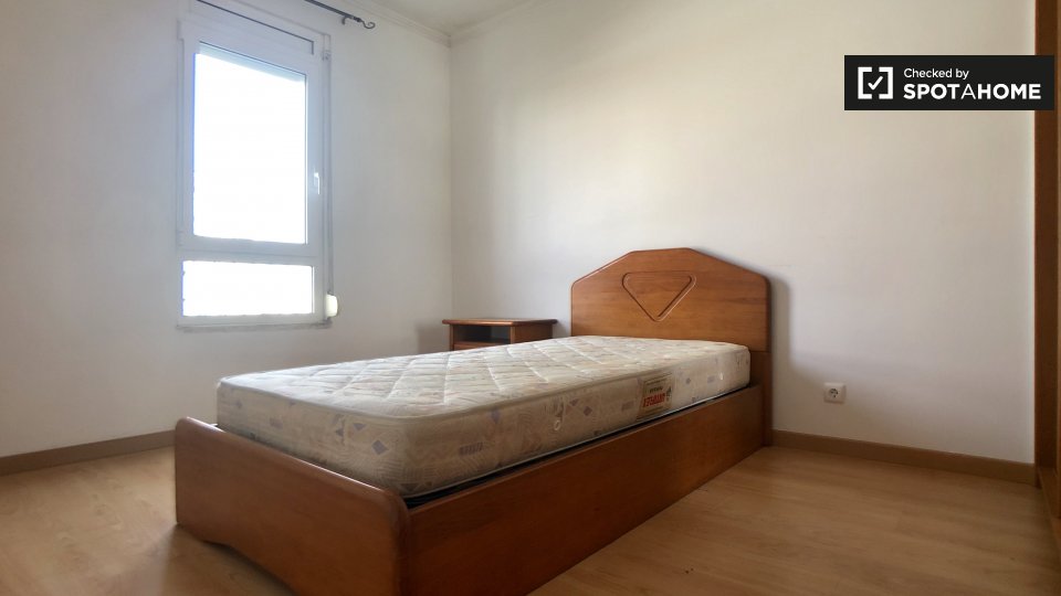 Room for rent in 5bedroom apartment in Olivais, Lisbon (ref 326145