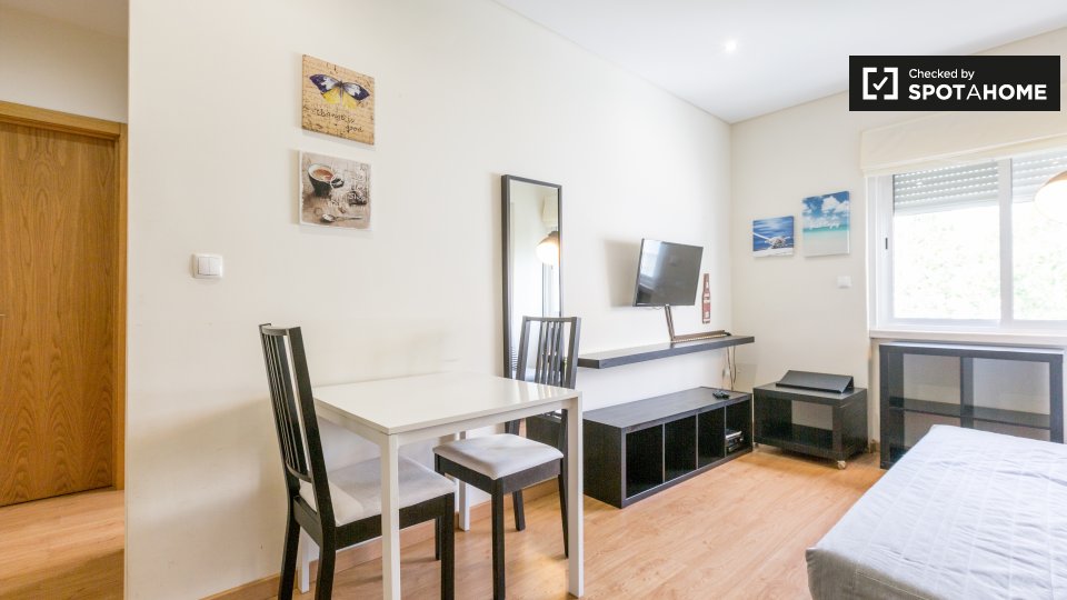 Apartment Lisbon, 2 beds, 58m² — photo 3