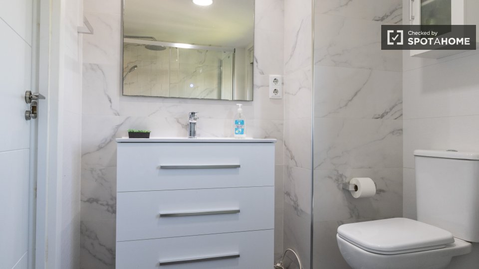 Double room Madrid, 3 beds — photo 7