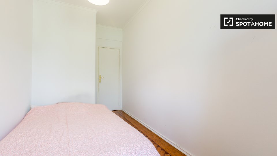 Double room Lisbon, 3 beds — photo 3