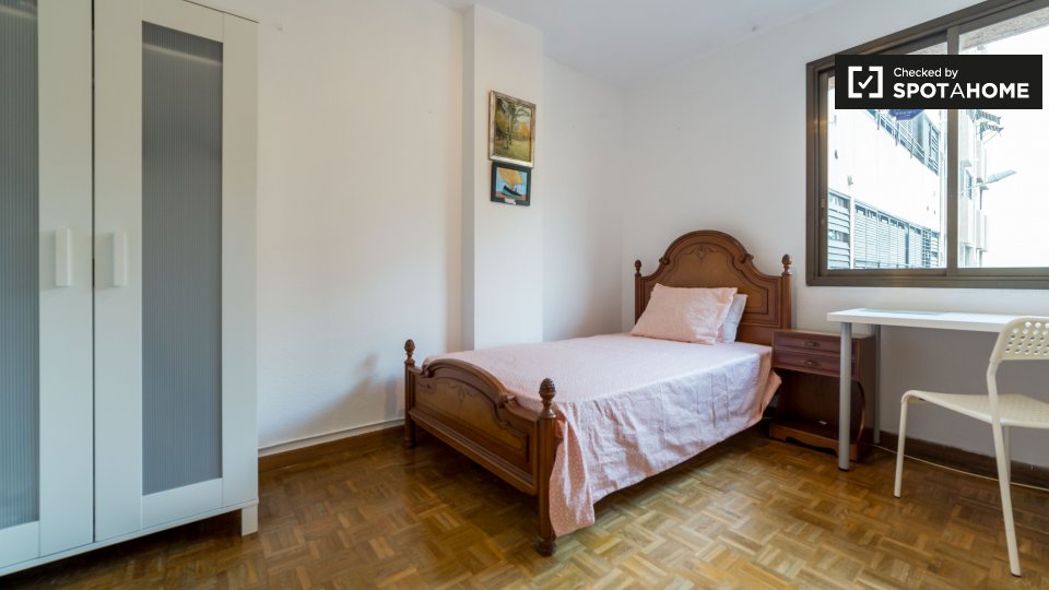 Double room Valencia, 6 beds, 140m² — photo 2
