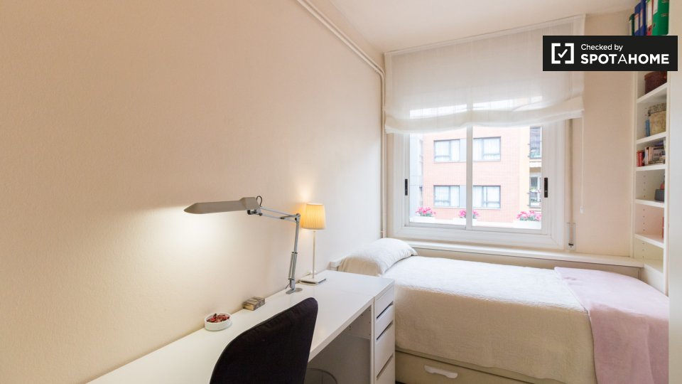 Double room Barcelona, 3 beds, 65m² — photo 14